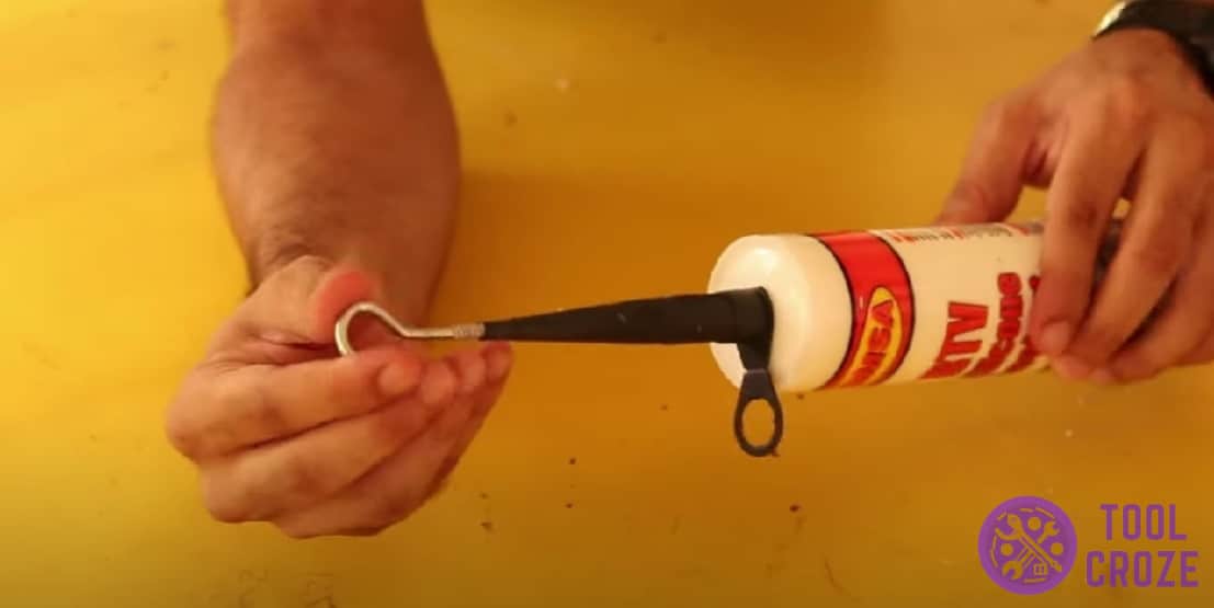 Seal the tip with a hook screw