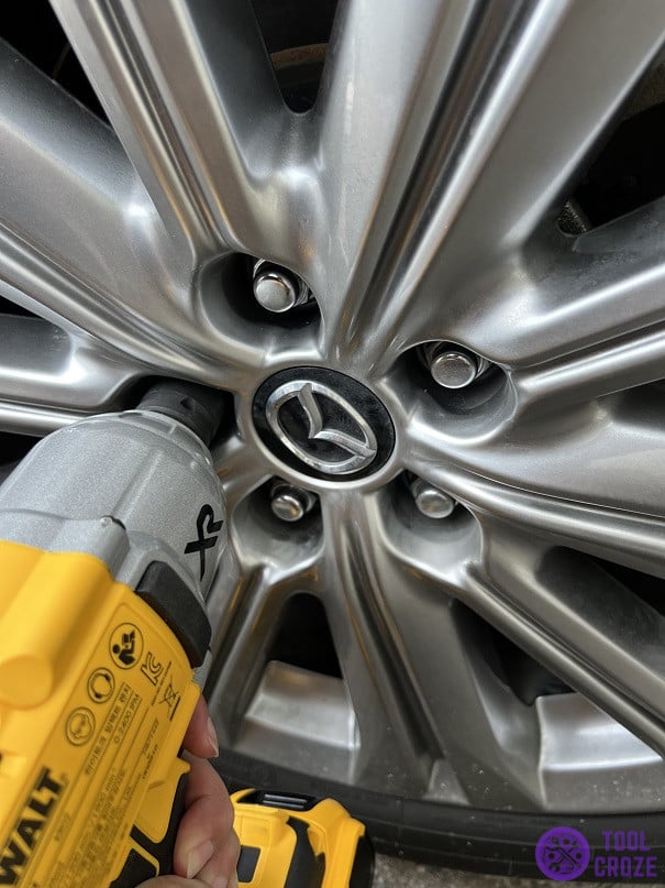 impact wrench remove lug nuts on tire