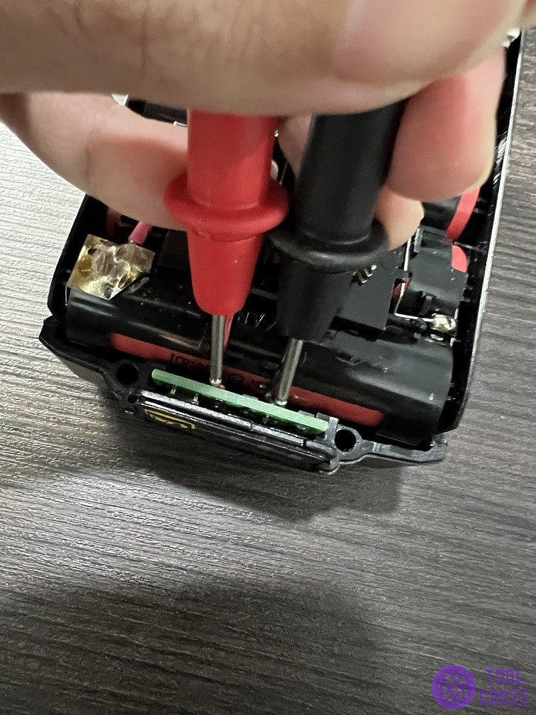 use multimeter to check power supply to dewalt battery indicator