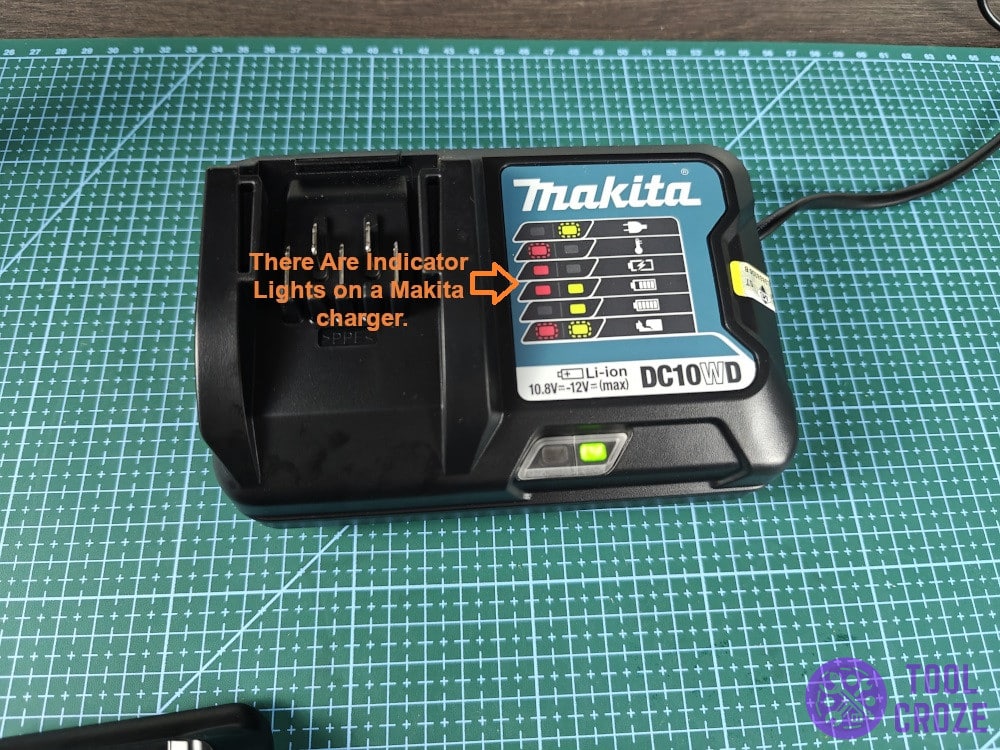indicator lights on a Makita charger