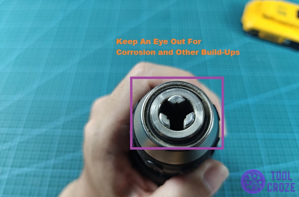 inspecting dewalt drill chuck