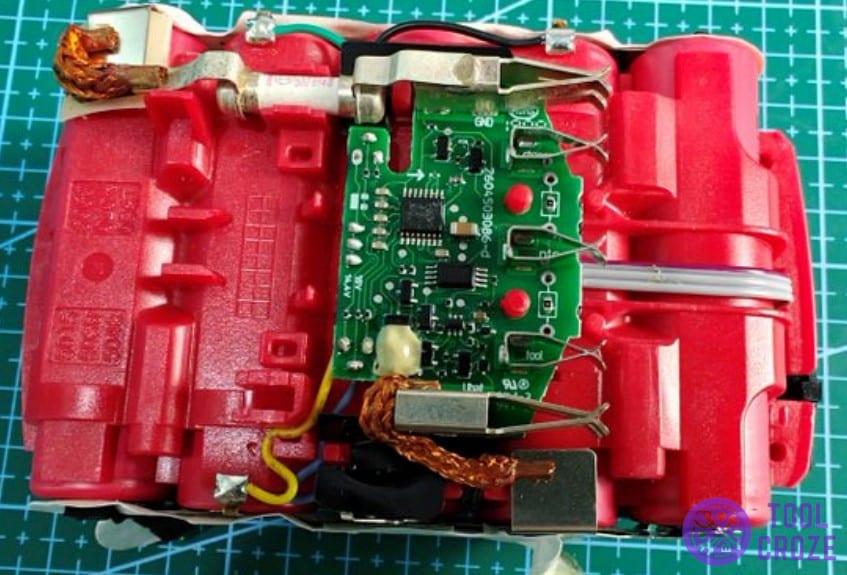 inside the bosch 18v battery adapter