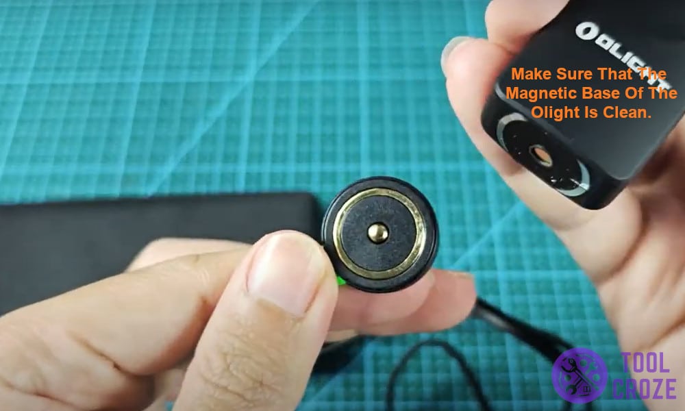 Make sure that the magnetic base of the Olight is clean.