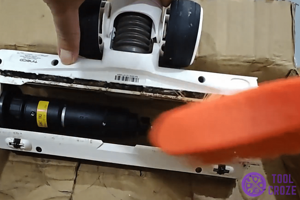 clean the brush roller on tineco vacuum