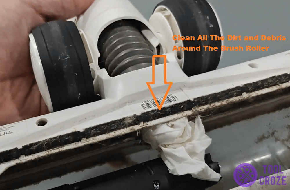 cleaning the tineco vacuum's brush roller