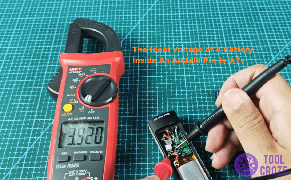 measure voltage of the battery