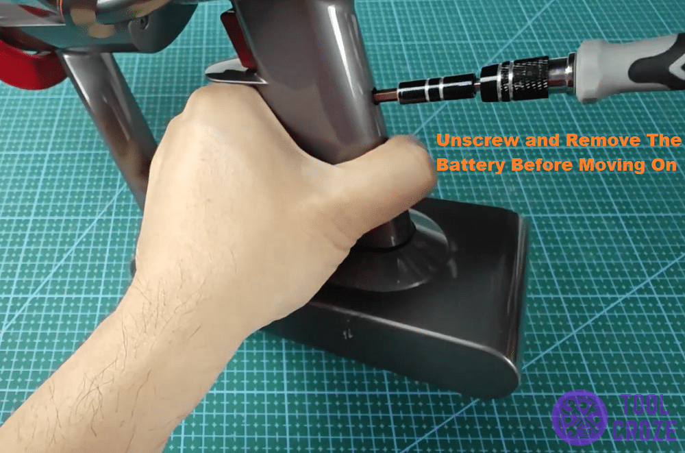 removing dyson vacuum battery