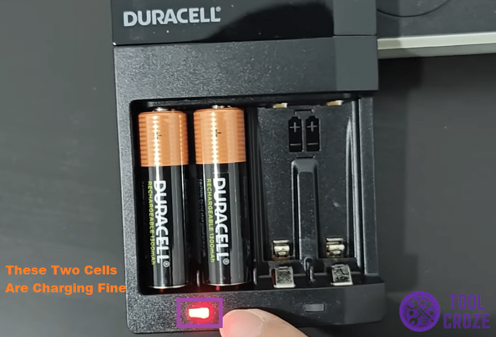 solid red light on duracell charger
