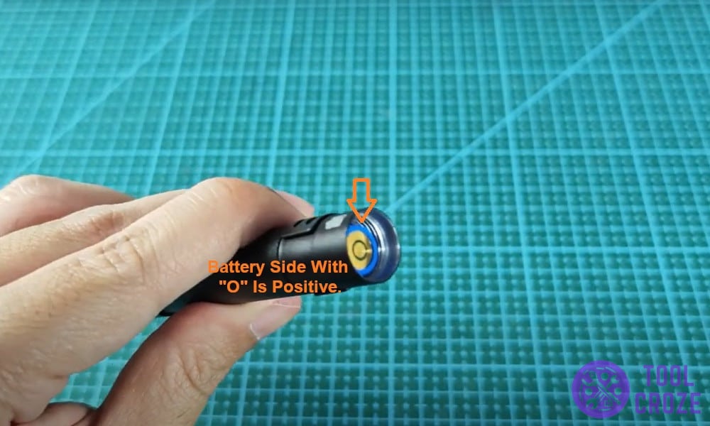 Battery side with O is positive.