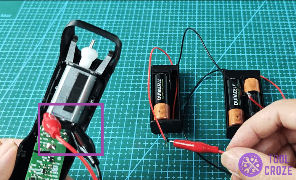 connect batteries to philips trimmer motor