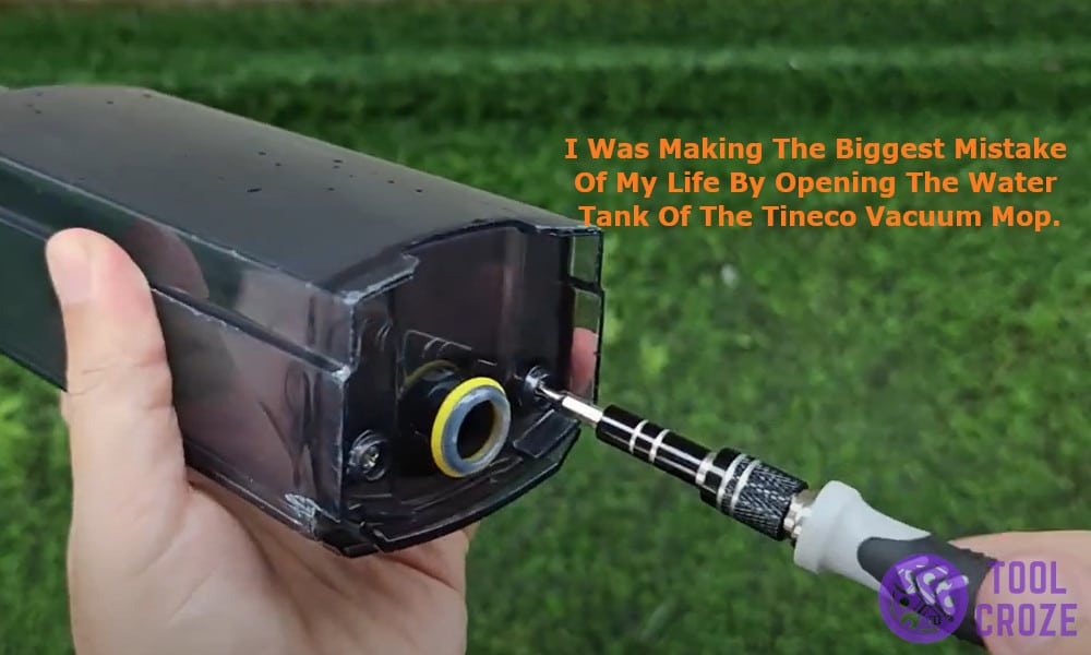I was making a big mistake by opening the water tank of the Tineco vacuum mop.