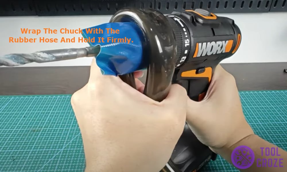 wrap the chuck with the rubber hose and hold it firmly.