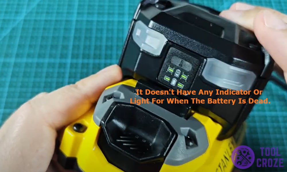 doesn't have any indicator or light for when the battery is dead