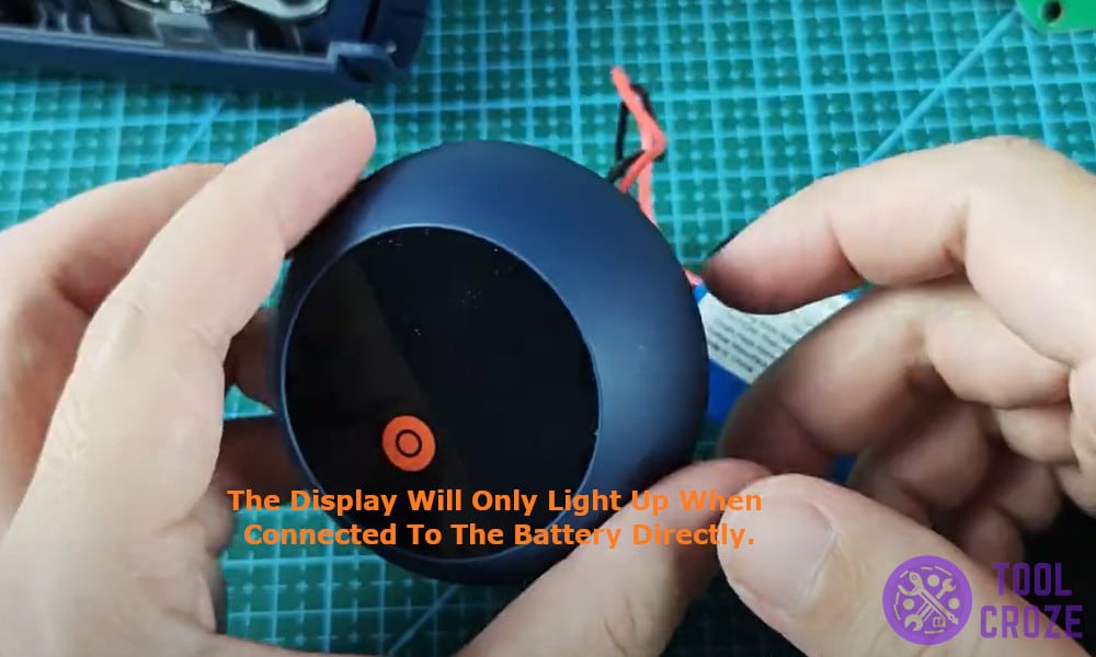 the display will only light up when connected to the battery directly.