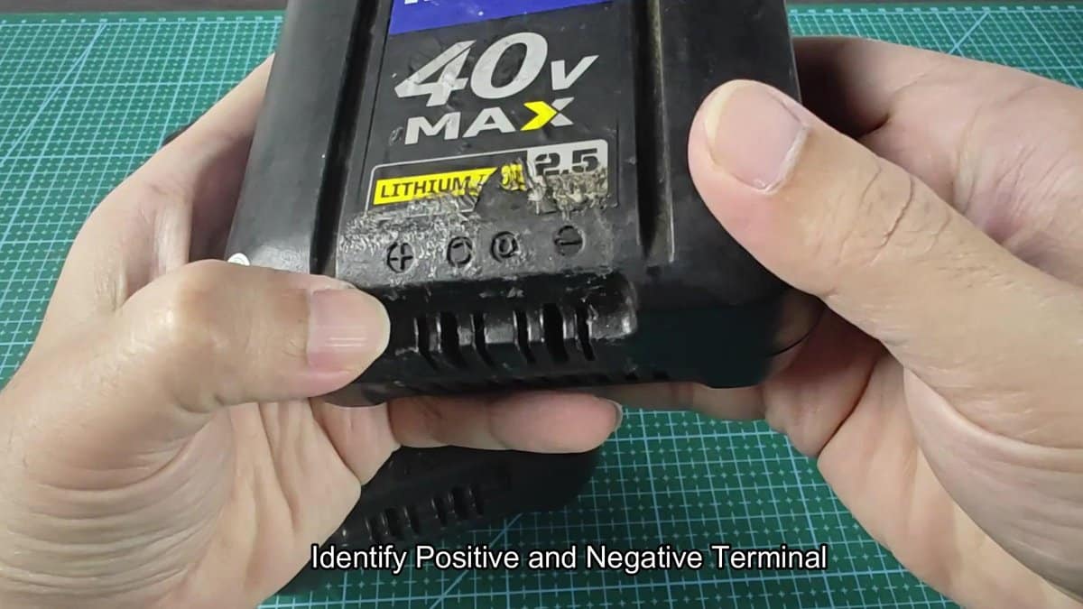 40V Max battery with labeled terminals
