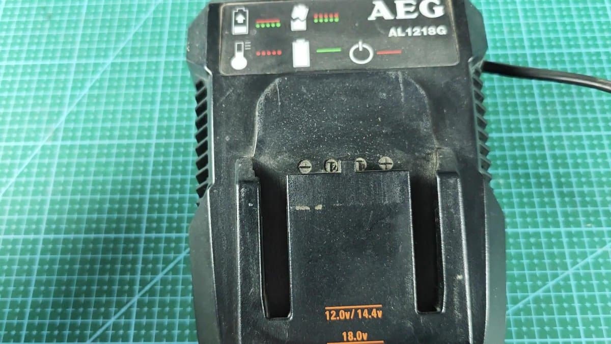 AEG AL1218G charger with indicator lights