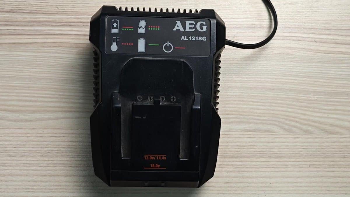 AEG AL1218G charger with status lights illuminated