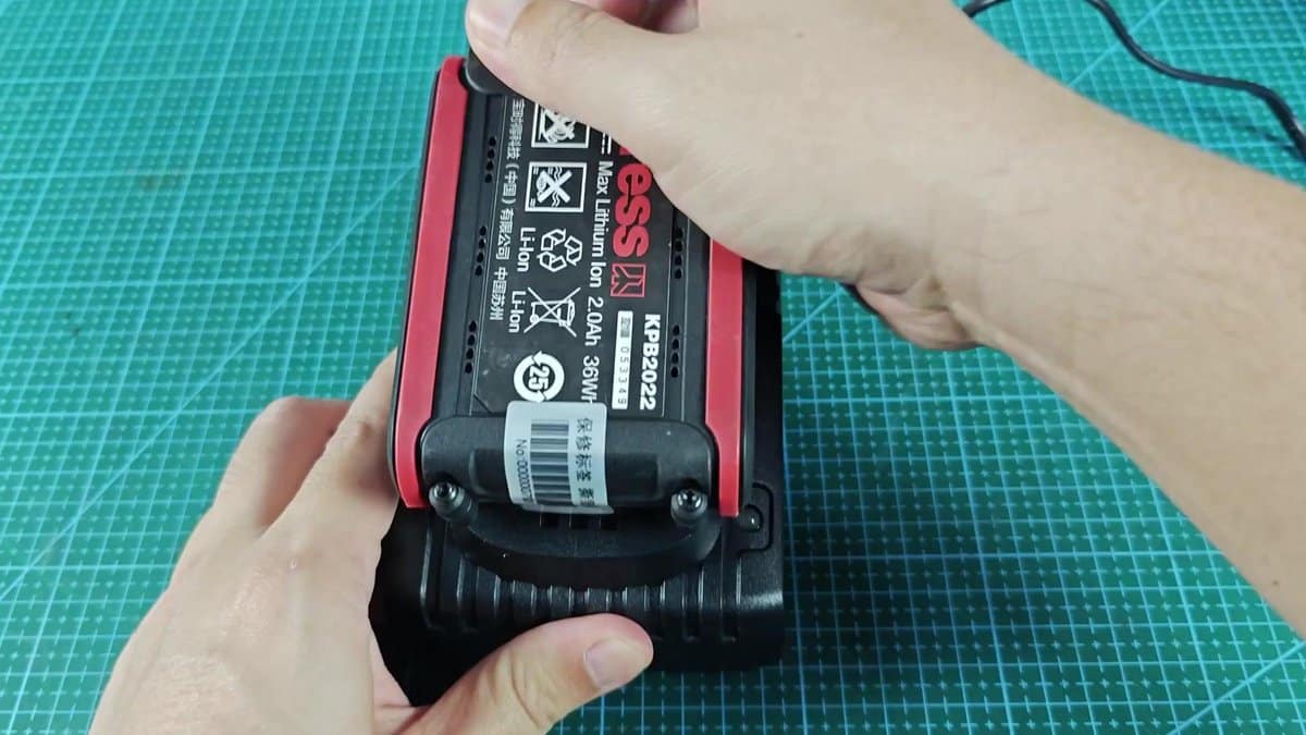 Aoss KPB2022 battery on green grid mat