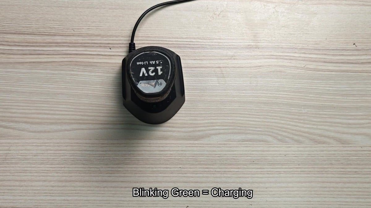 Bosch 12V battery charging with green light blinking