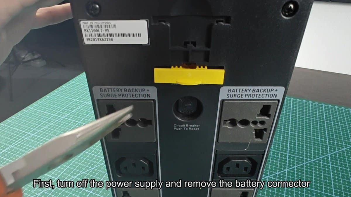 BX1000LI-MS UPS circuit breaker highlighted