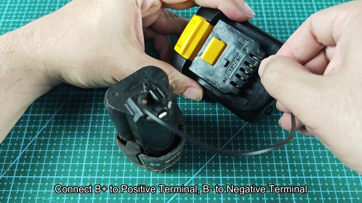DeWalt battery connecting to Bosch base