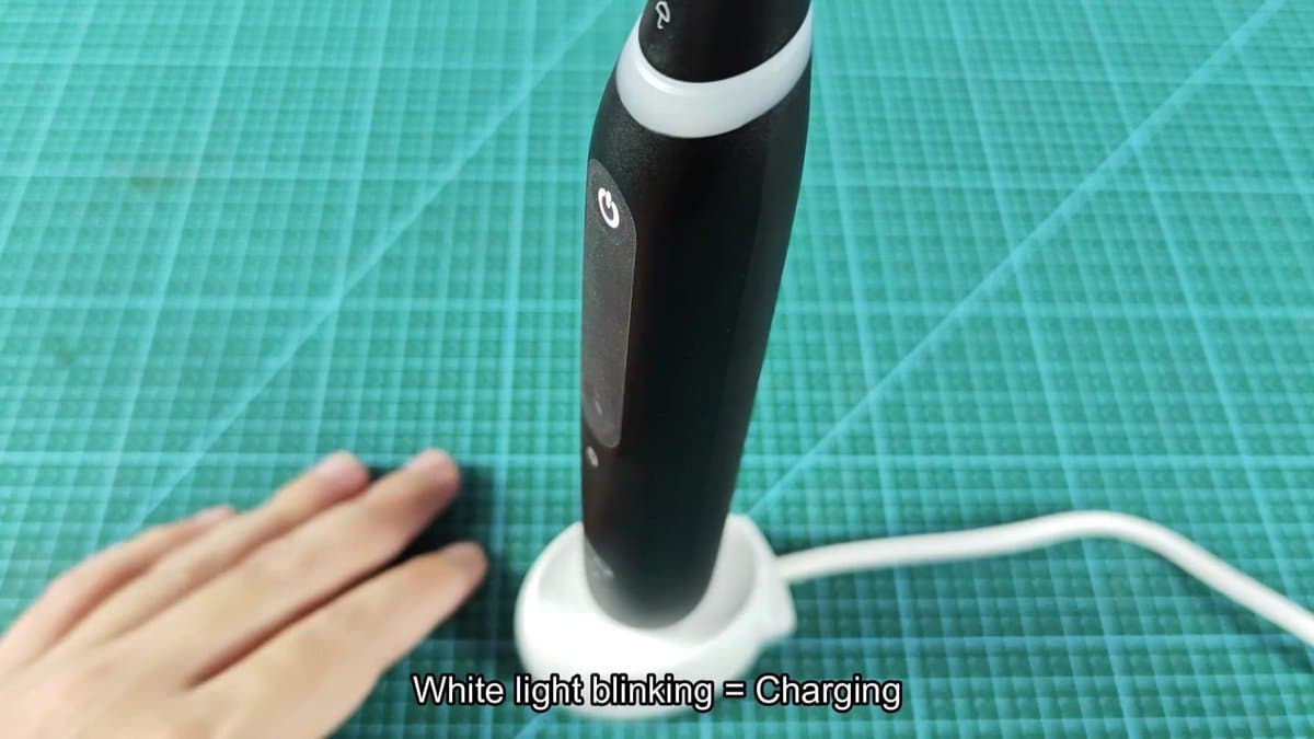 Electric toothbrush charging with white light blinking