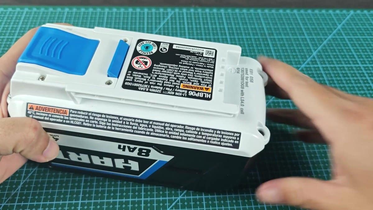 Hart 8Ah battery with blue release lever