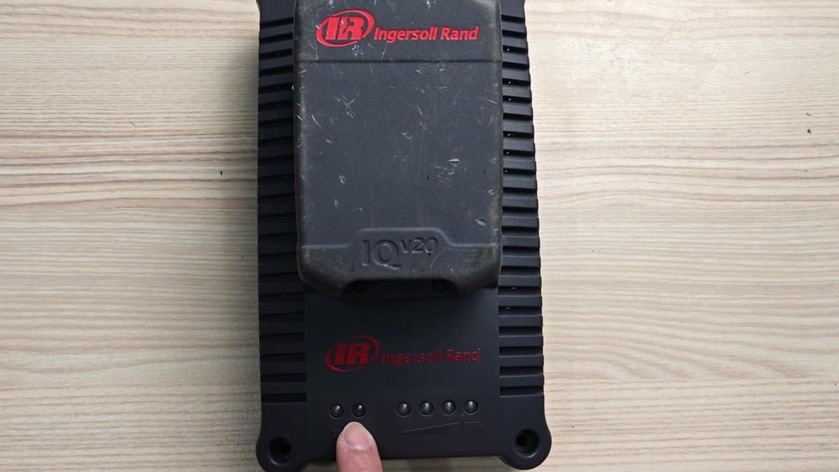 Ingersoll Rand charger showing indicators