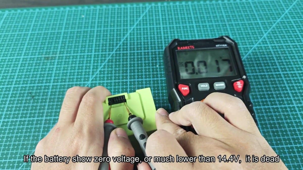 Kaineets multimeter displaying 0.017 reading