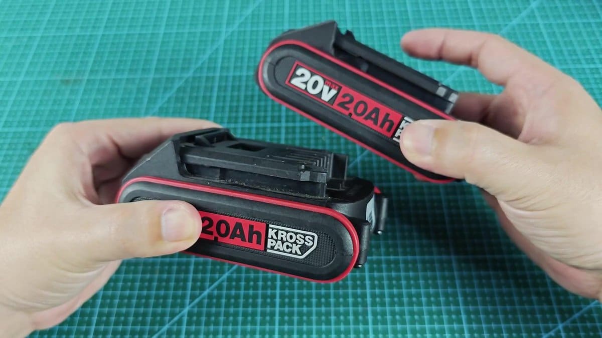 Kross Pack 20V 2.0Ah battery packs on green mat