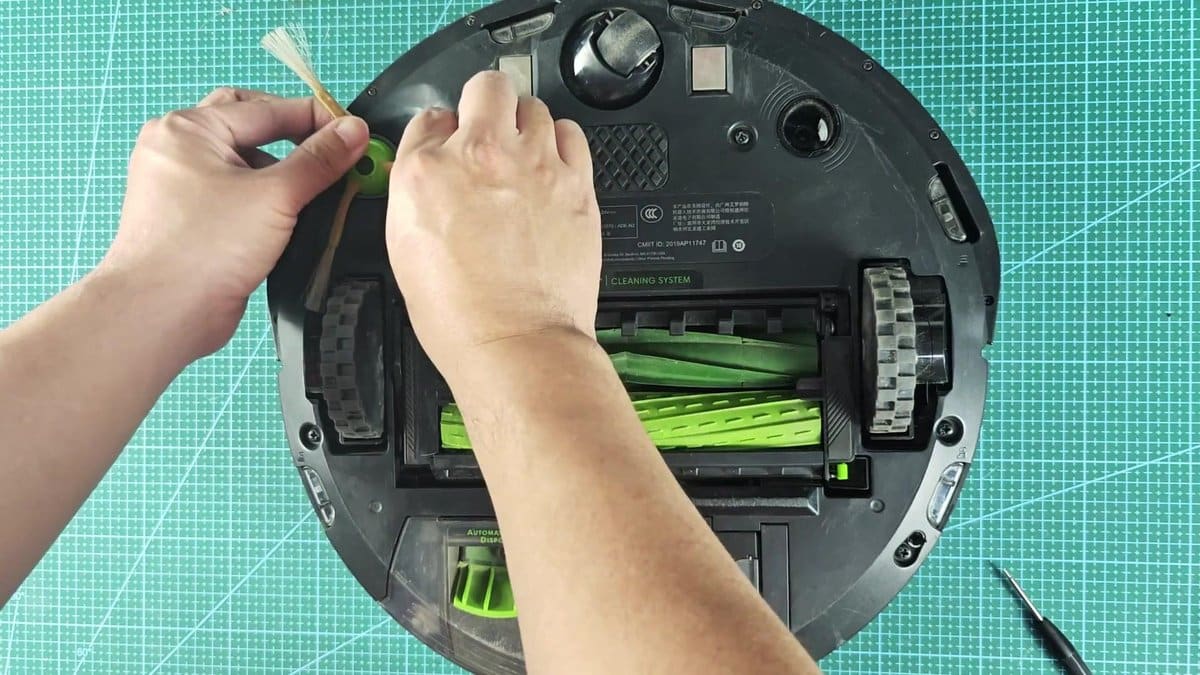 Robot vacuum with replaced side brush