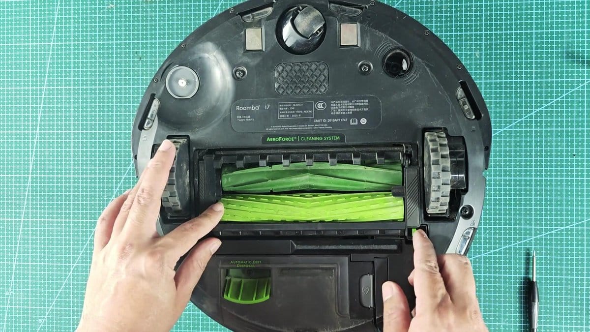 Roomba i7 with AeroForce cleaning rollers