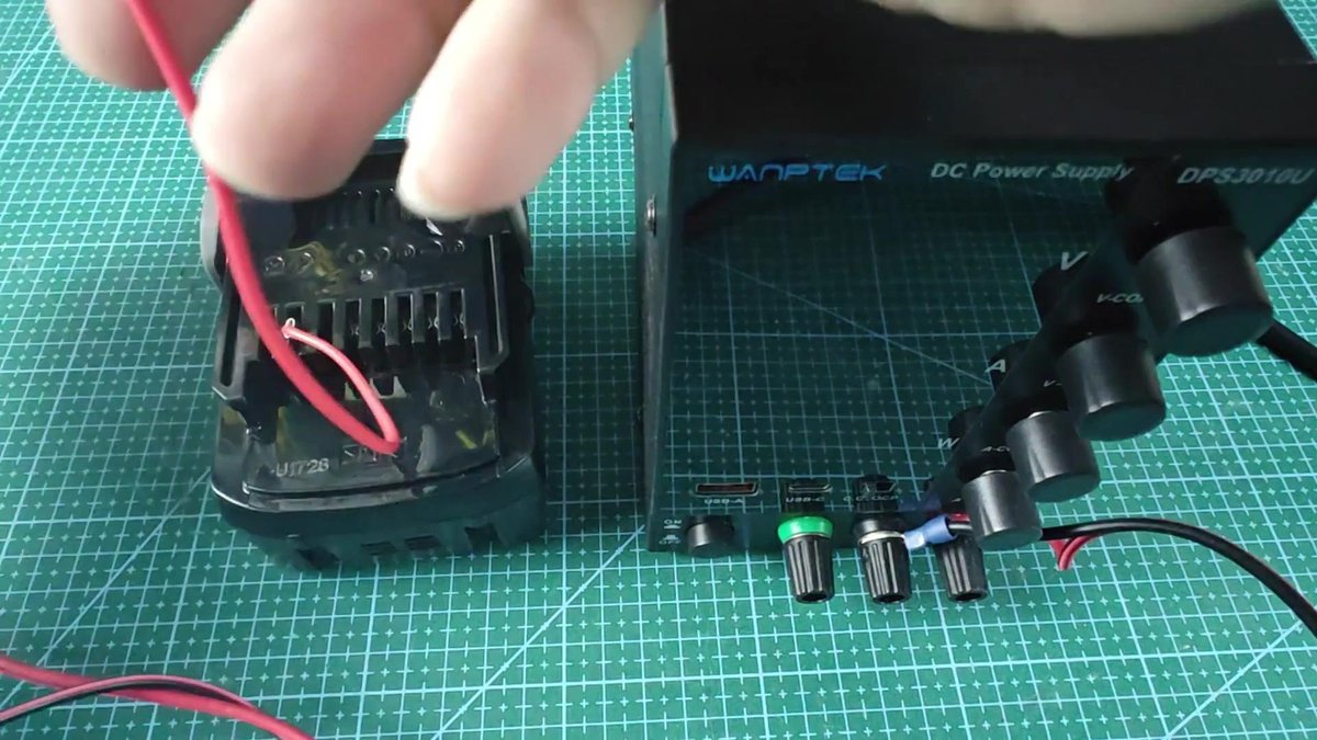 Wamptek power supply with battery and red wire