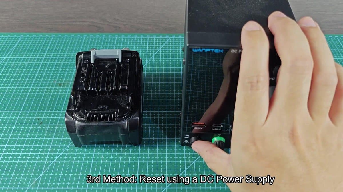 Wanptek DC power supply next to battery pack