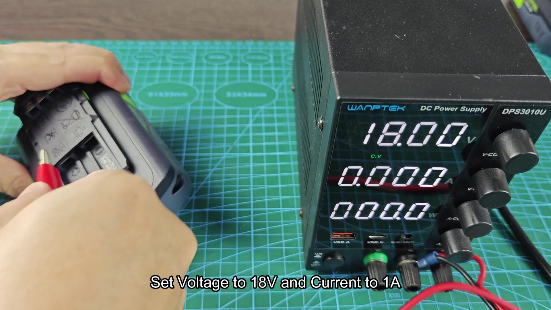 Adapter terminals aligned with power supply at 18V Adapter terminals aligned with power supply at 18V