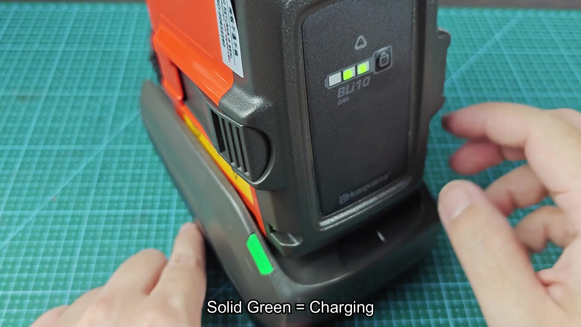 BLi10 battery indicator showing four green bars BLi10 battery indicator showing four green bars