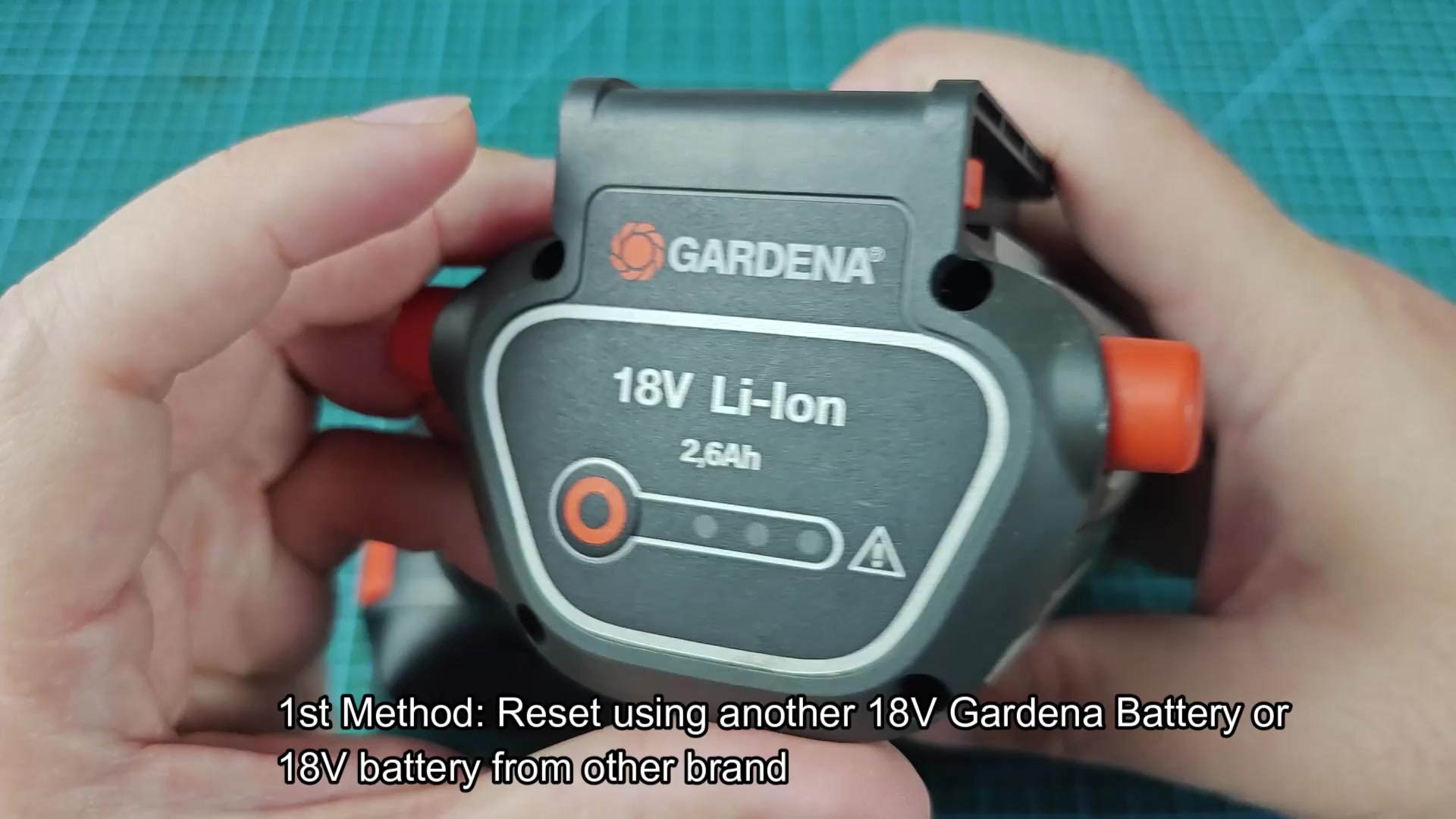 Gardena 18V Li-Ion battery status LEDs lit