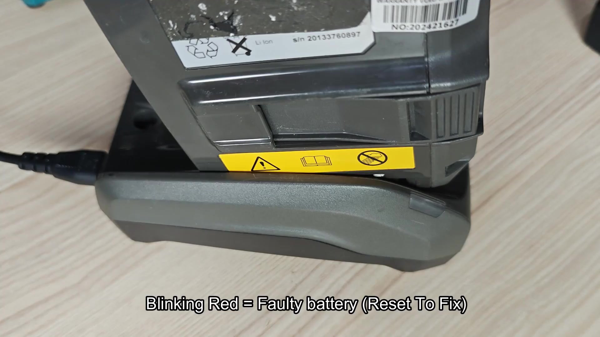 Husqvarna battery blinking red on charger Husqvarna battery blinking red on charger