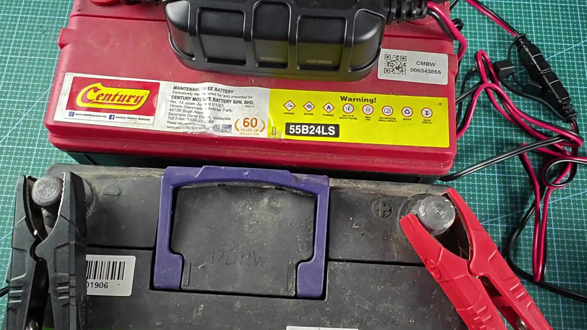 NOCO Genius 5 LED bar showing charge level on battery NOCO Genius 5 LED bar showing charge level on battery