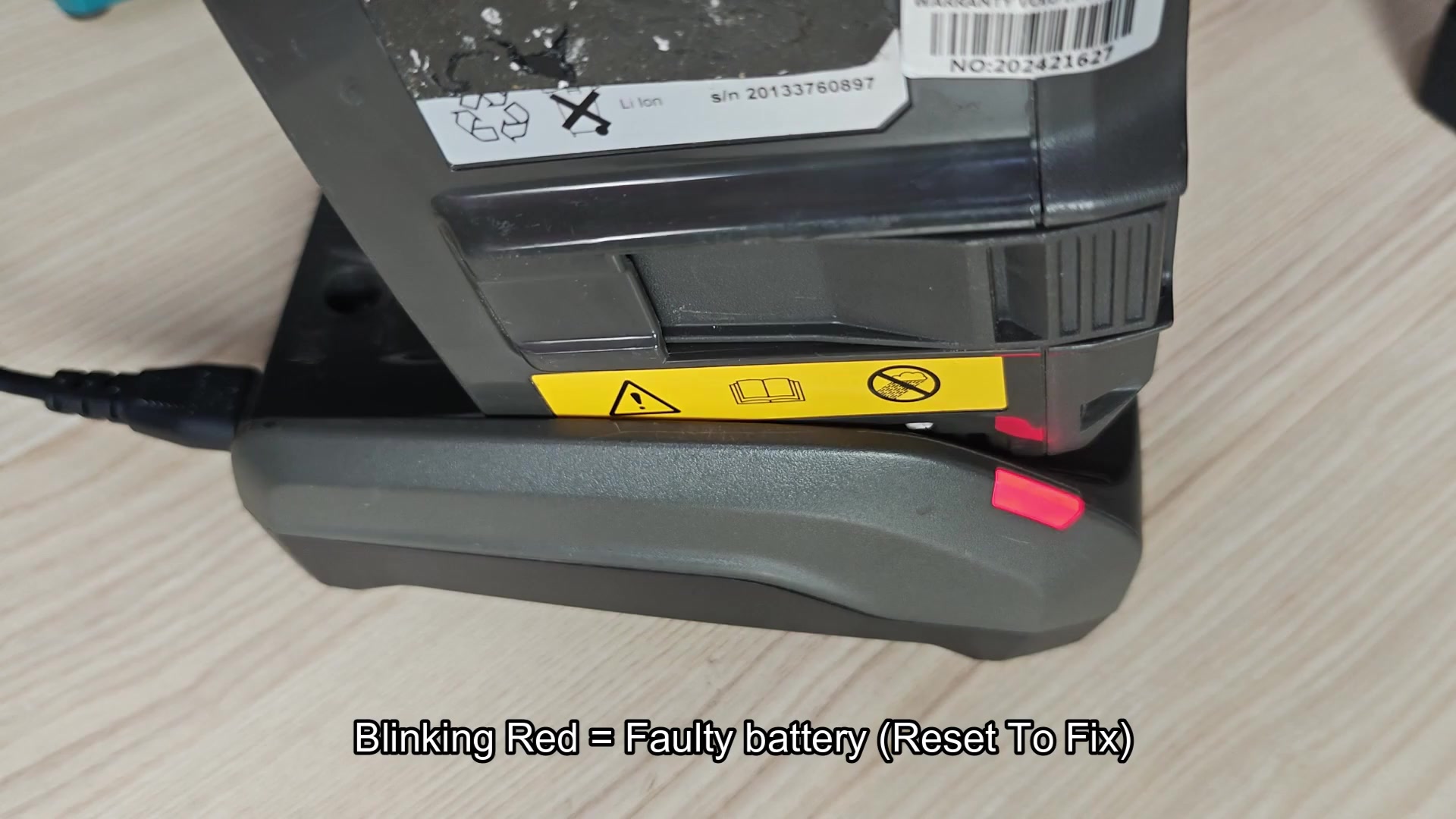 Red indicator light on BLi10 battery in dock Red indicator light on BLi10 battery in dock