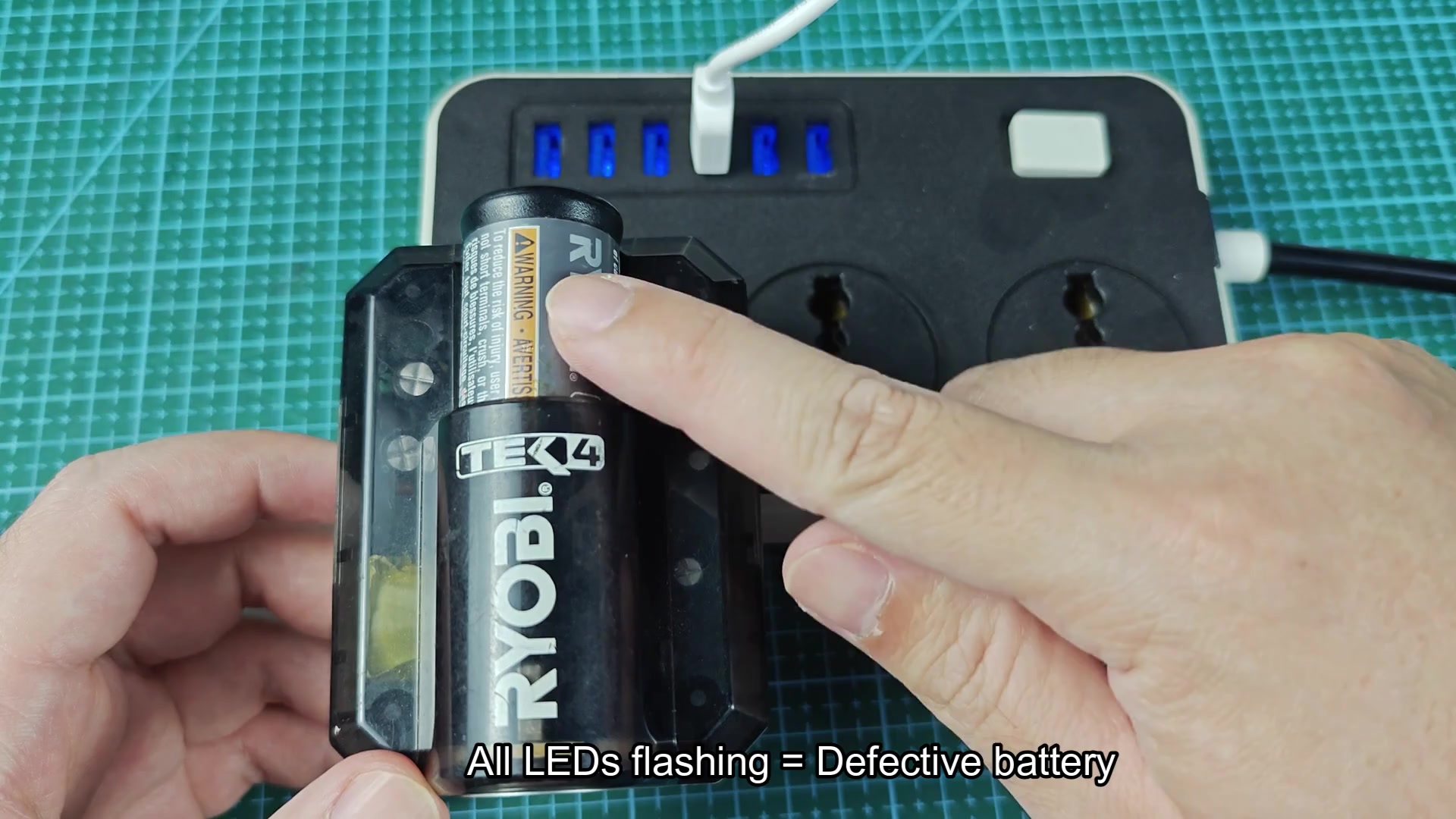 TEK4 battery in charger with defective battery indicator TEK4 battery in charger with defective battery indicator