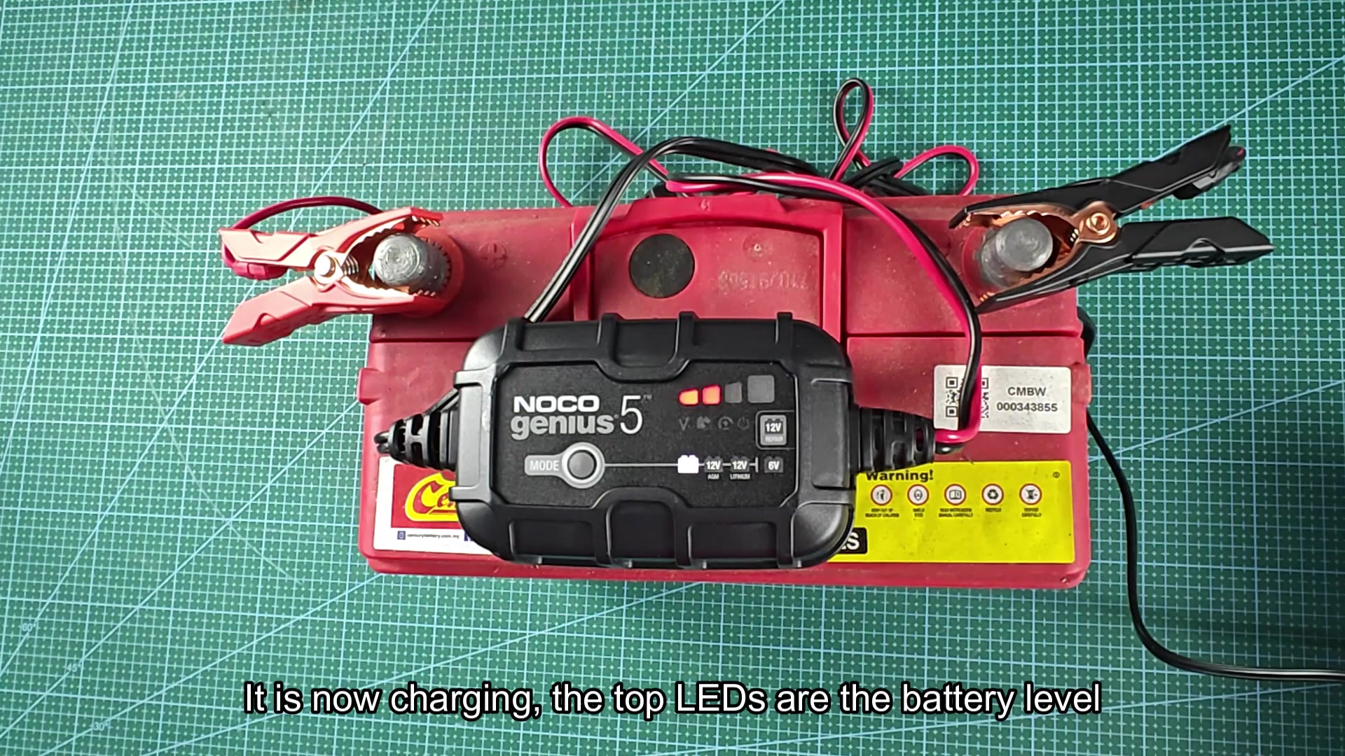 Top LED bar showing live battery charge level Top LED bar showing live battery charge level