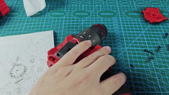 Adjusting torque settings on drill