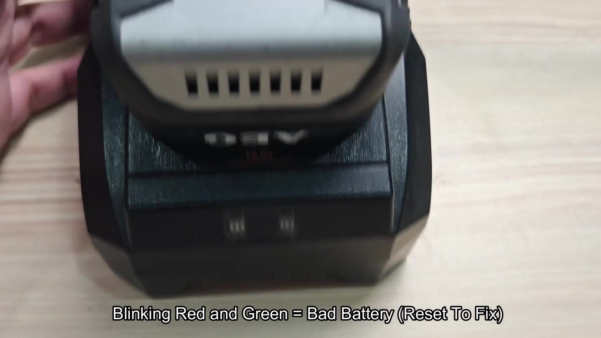 Battery side charge LEDs blinking red and green Battery side charge LEDs blinking red and green