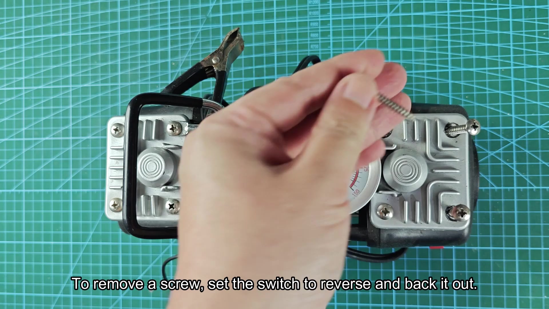 Driving screw with clutch engagement click Driving screw with clutch engagement click
