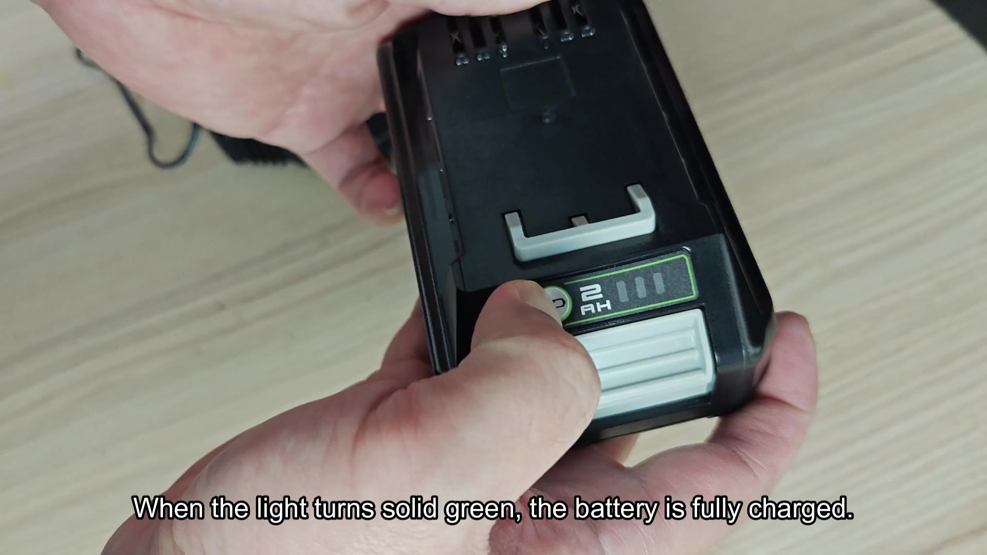 Four green bars show full charge