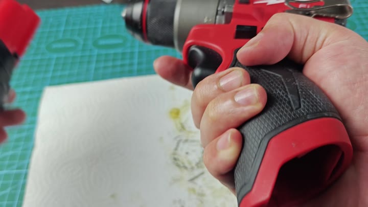 Holding Milwaukee M12 drill body