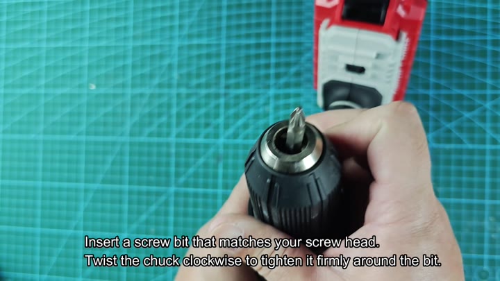 Inserting and tightening screw bit in chuck Inserting and tightening screw bit in chuck