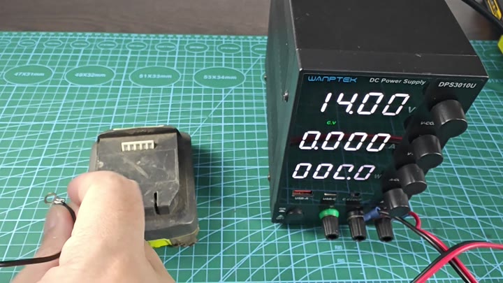 Power supply displaying 14.00V ready charge