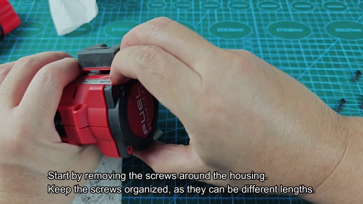Removing screws to open tool housing Removing screws to open tool housing